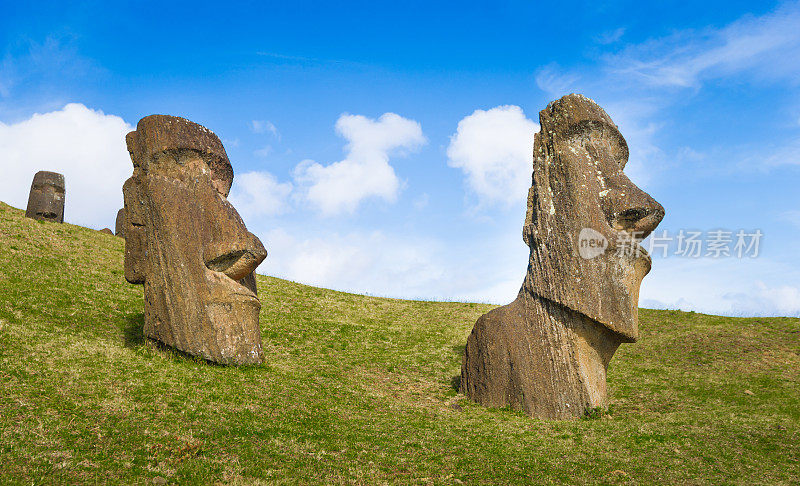 智利复活节岛Rano Raraku坡上的摩埃石像